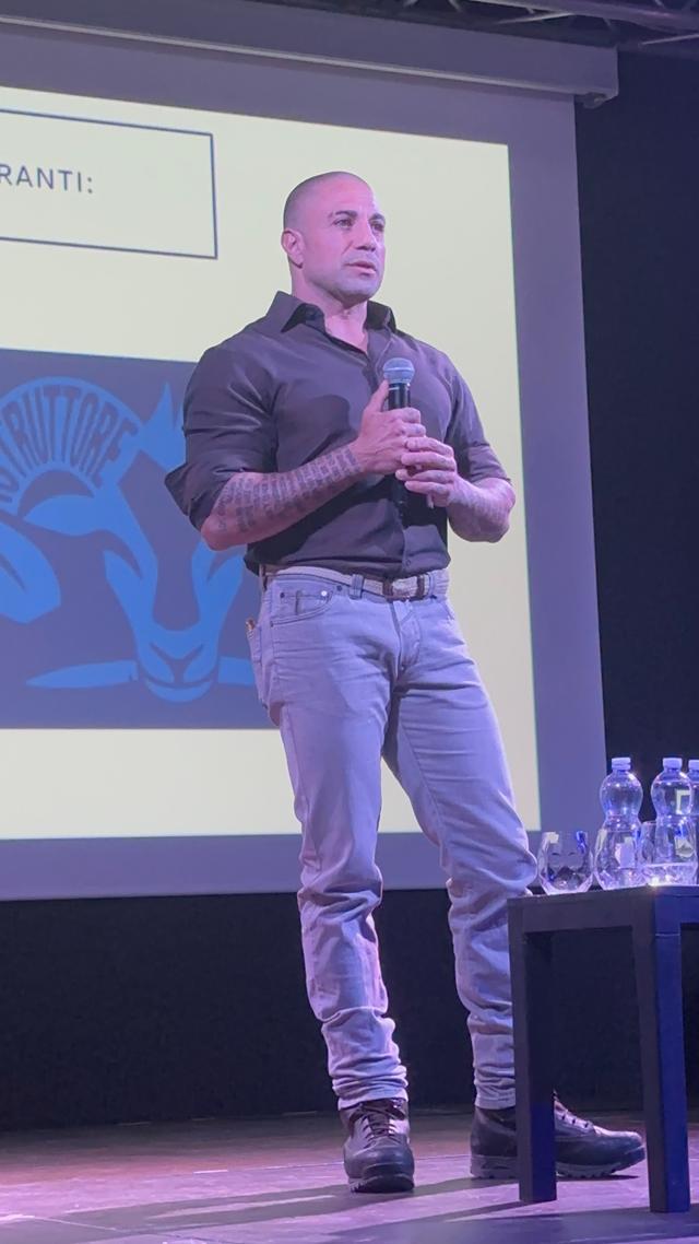 Tomas Marras a teatro sul palco che parla di alimentazione e salute